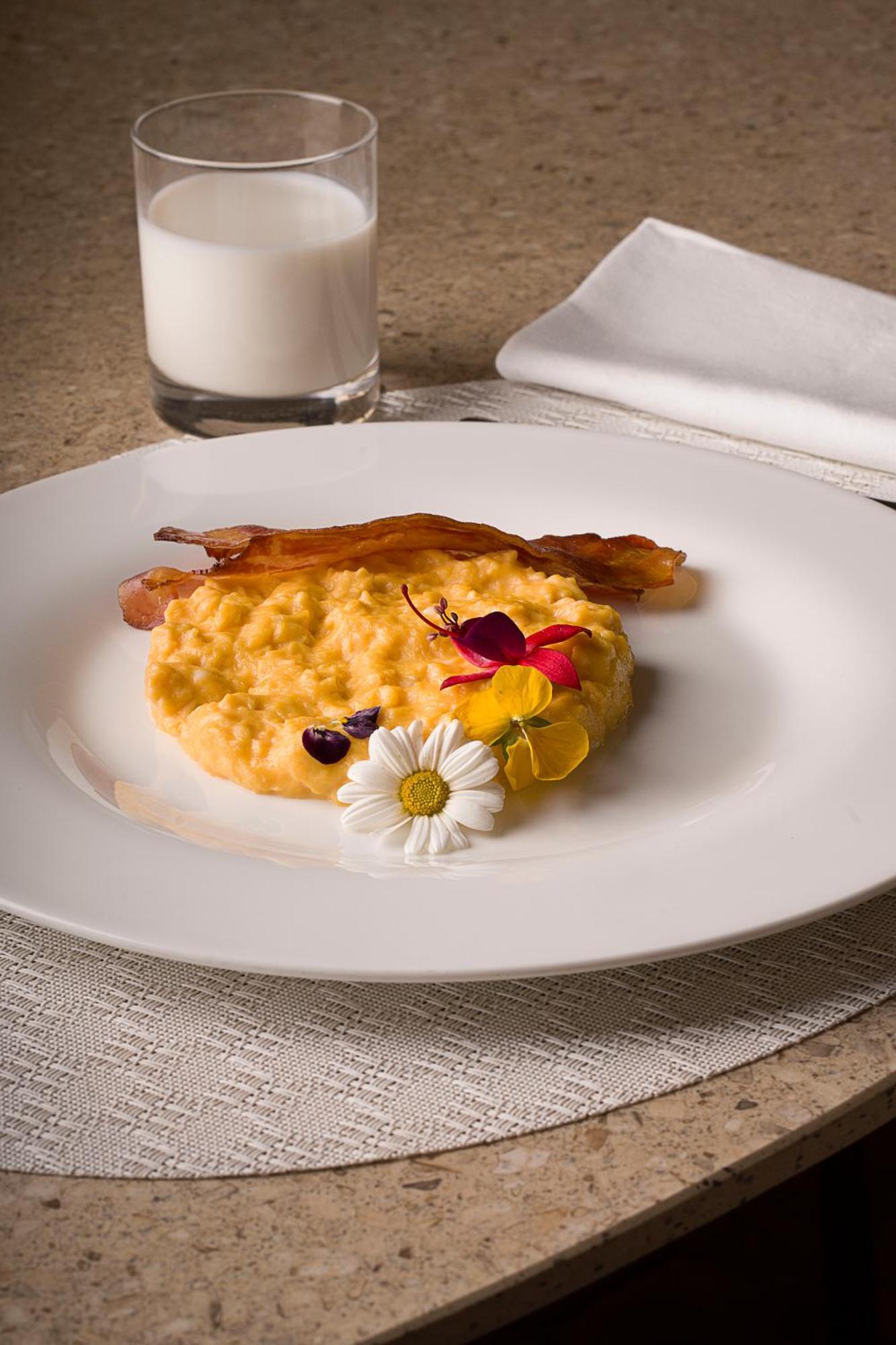Villa Athena Resort Agrigento Ngoại thất bức ảnh Scrambled eggs with edible flowers