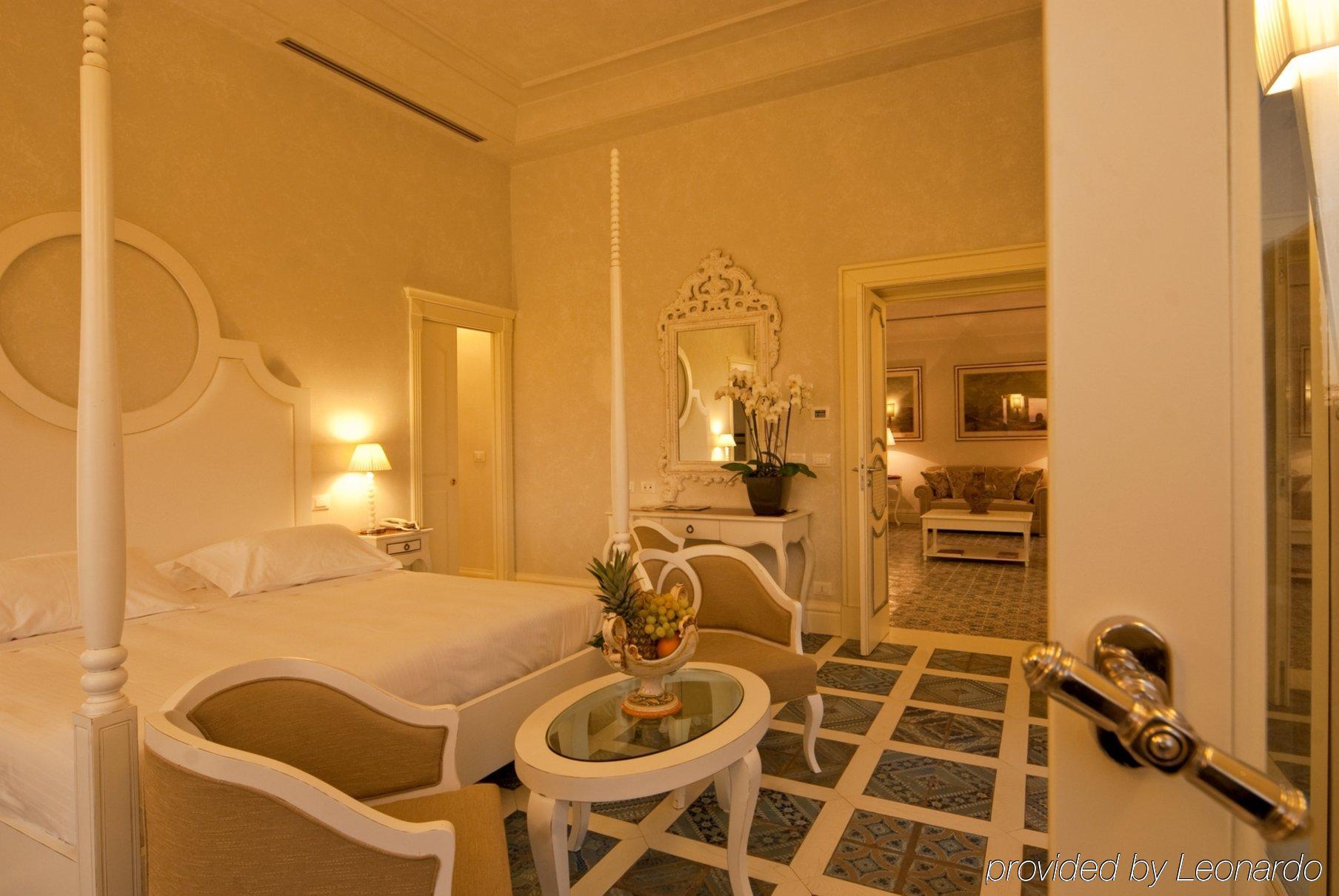 Villa Athena Resort Agrigento Phòng bức ảnh A suite at the Taj Mahal Palace