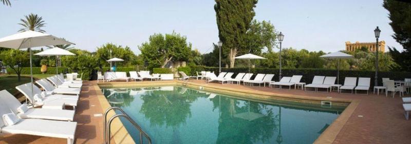Villa Athena Resort Agrigento Ngoại thất bức ảnh The swimming pool at the hotel